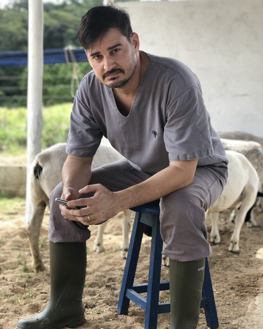 Léo analisando dados de manejo na propriedade